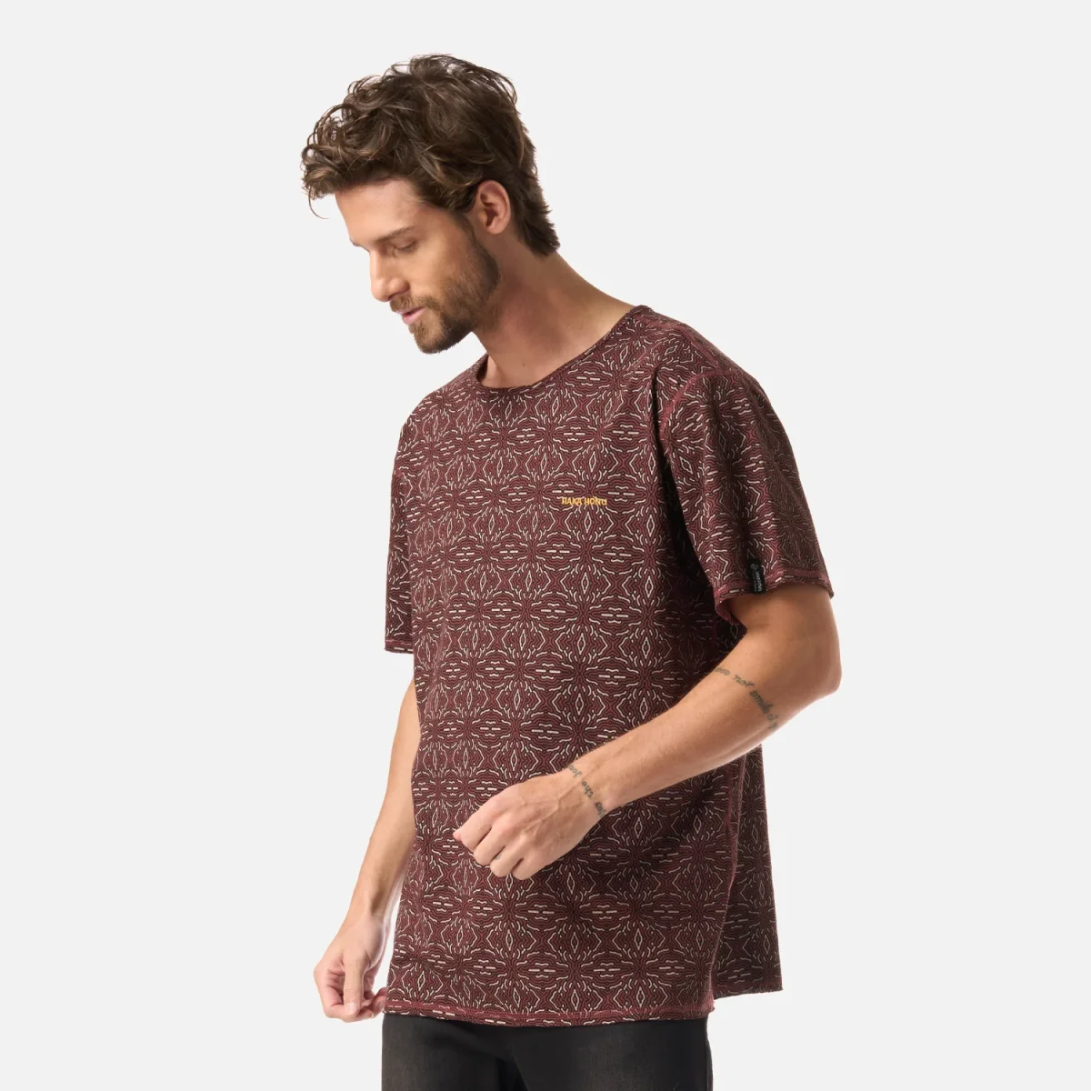 Polera Hombre Bi-curioso Print Vino Haka Honu - Imagen 4